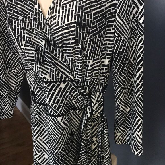 Ann Taylor black/white faux wrap w/ side tie top S - Picture 2 of 7